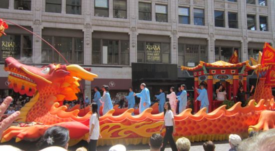 Racing with a Dragon Boat Rhythm!