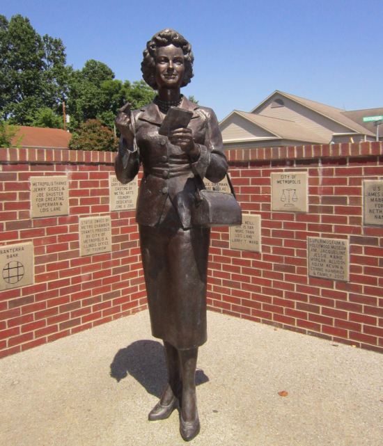 Noel Neill Statue!