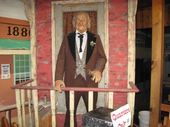 Wall Drug animatronic lawman.