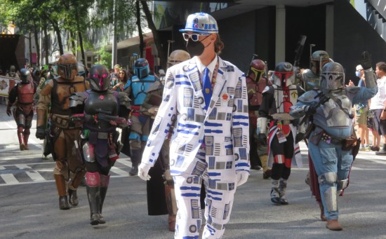 R2D2 Suit and Mandalorians cosplay!