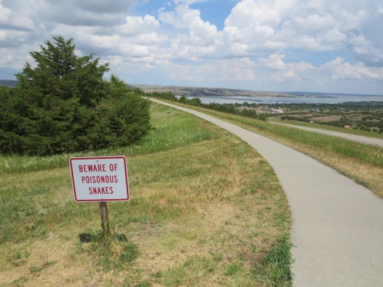 Beware of Poisonous Snakes sign.