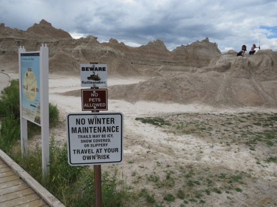 beware rattlesnakes sign!