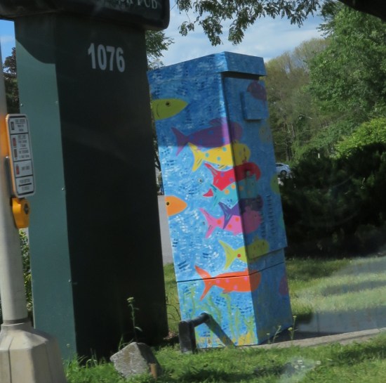 Traffic box painted to look like an aquarium.