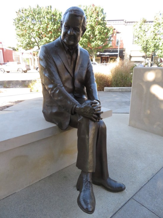 Frank O'Bannon statue, sitting down with his hands on one knee.