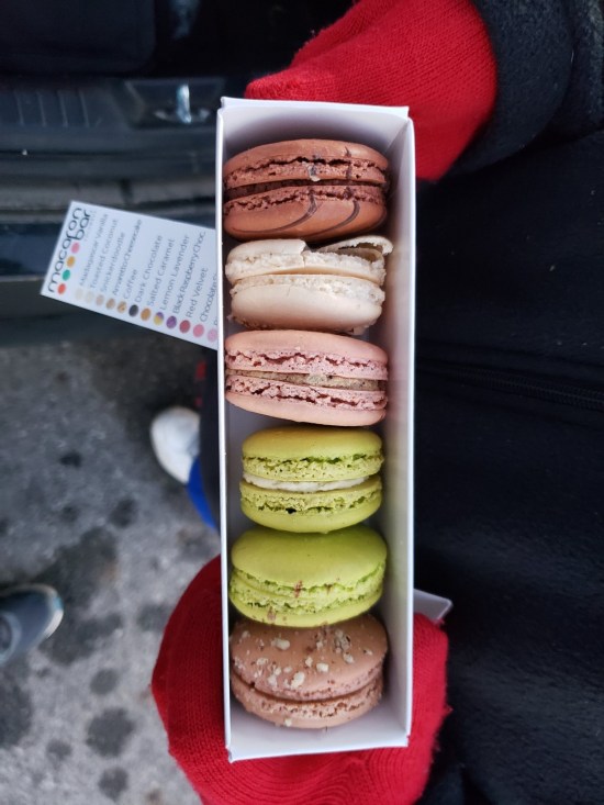 A 6-pack of macarons.