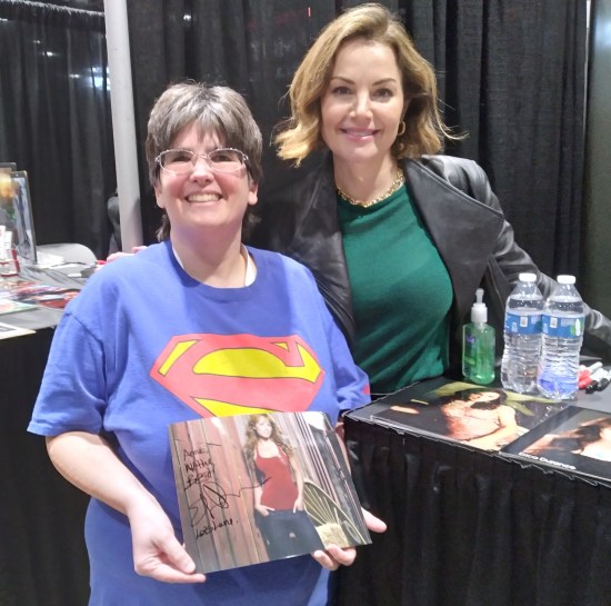 Anne posing with Erica Durance at her autograph table.