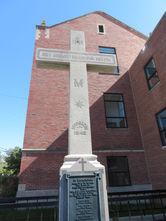 Their World War I memorial is a concrete cross erected in 1948. Inscribed on the top bar in German: "Wer ausharrt bis aus Ende wird felig."