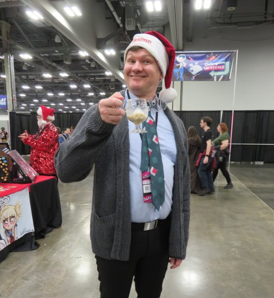 Cosplay: Clark Griswold from "National Lampoon's Christmas Vacation" with Santa hat, Christmas tie and plastic moose glass.