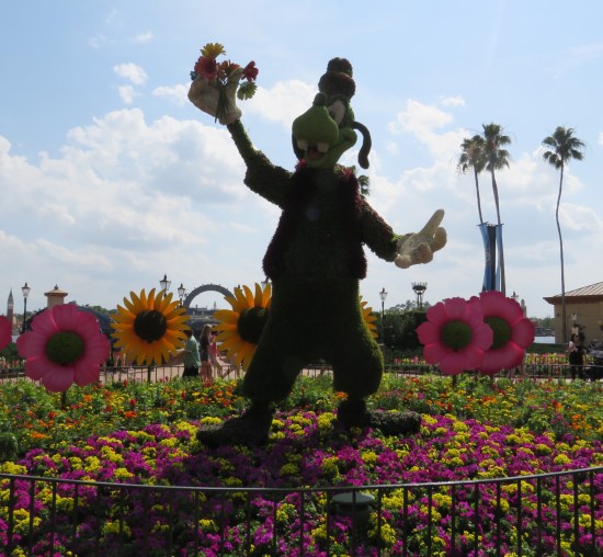 Topiary sculpture of Goofy holding a droopy bouquet.