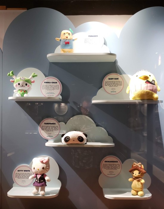 Display case with five characters, top to bottom: Fumassyi, Fukka-Chan, Bary-San, Tarepanda, Kitty White (a.k.a. Hello Kitty) and Shimanekko.