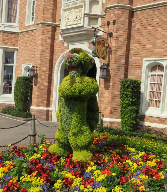 Topiary sculpture of Tigger holding his tail
