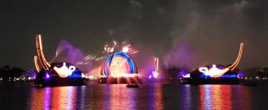Curved pillars now emerge from the two archways, which each picture the Genie's lamp. The pillars look like extended spouts.