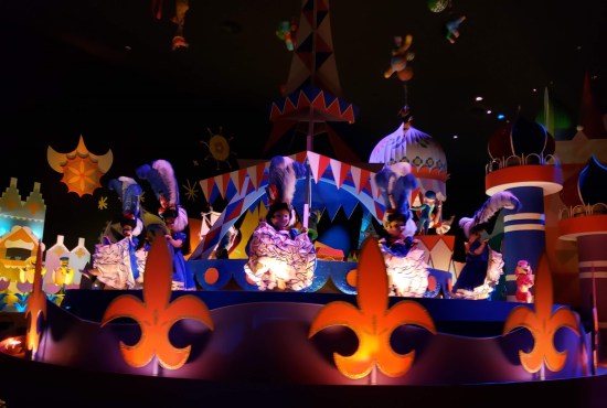 cutesy singing animatronic figurines, in shadows and blue-and-red decor.