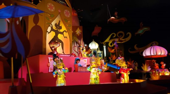 South Asian cutesy singing animatronic figurines, 