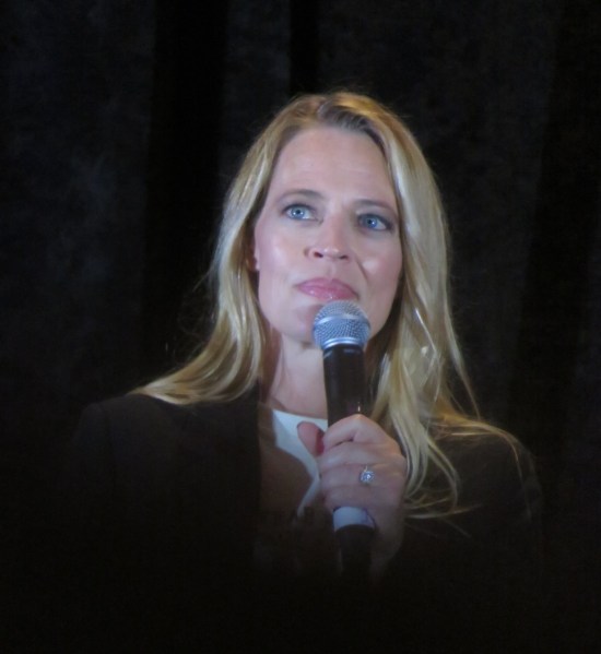 Jeri Ryan talking onstage, but somehow the picture rings her in a perfectly circular shadow.