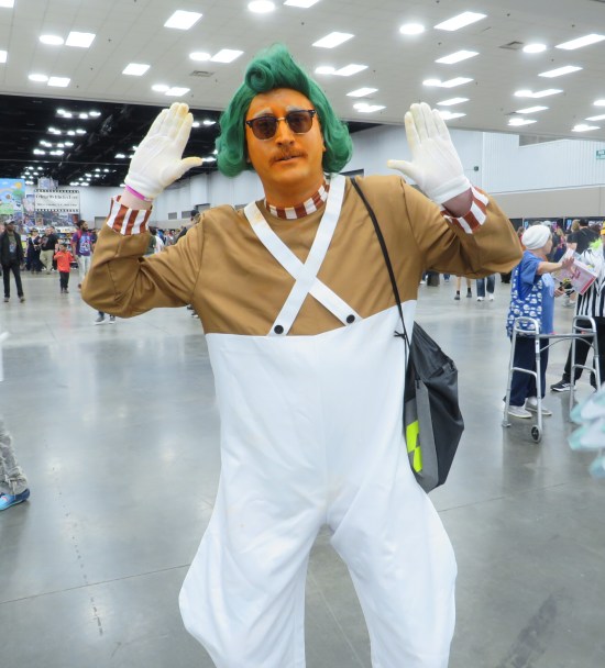 cosplay: Oompa-Loompa lightly dancing.