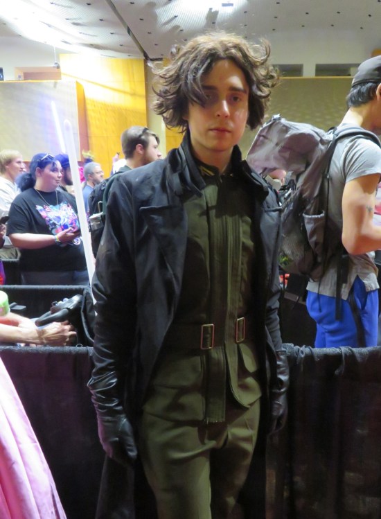 cosplay: Paul Atreides in dark outfit from the end of the film.