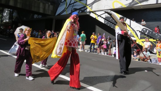 Big Mom and Whitebear cosplayers on stilts.
