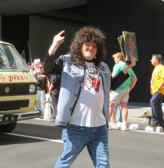 Eddie Munson cosplayer holding the 1980s Advanced Dungeons & Dragons Dungeon Masters Guide and Players Handbook.