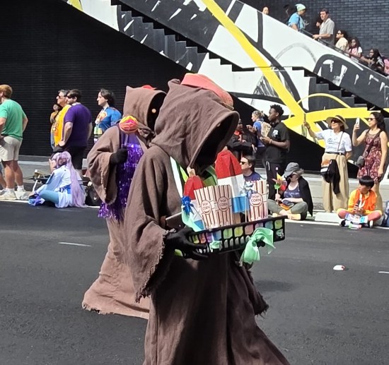 Jawa cosplayer pretending to sell popcorn.