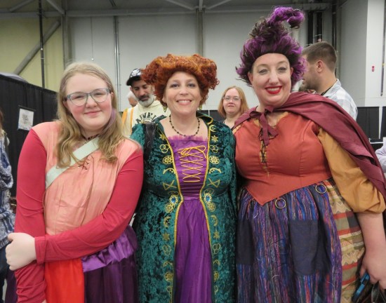 three Hocus Pocus witches cosplay