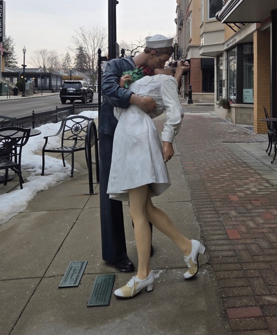 statue based on Alfred Eisenstaedt's famous photo "V-J Day in Times Square".