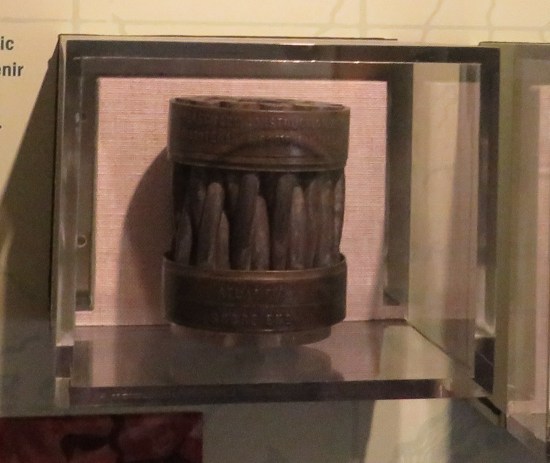 short section of rusty thick cable in a vitrine.