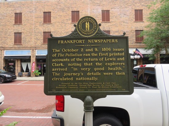 historical marker titled "Frankfort Newspapers" with the Commonwealth of Kentucky seal on top.