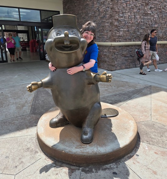 Anne hugging the Adairsville Buc-ee statue.