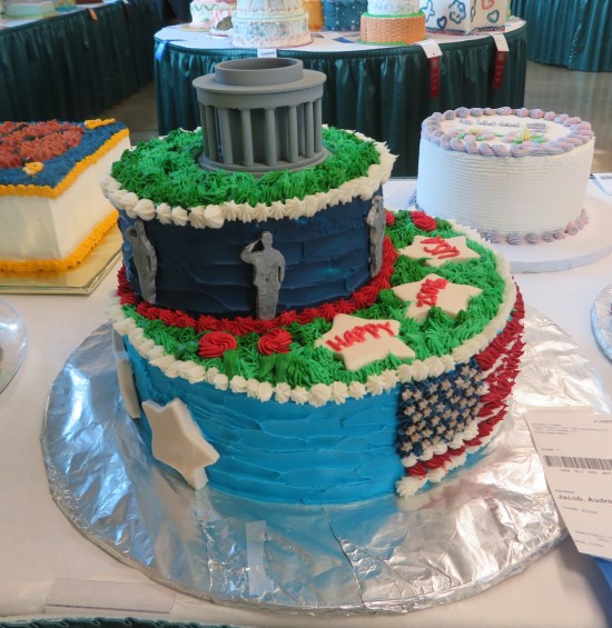 Cake with Jefferson Memorial topper and saluting soldier silhouettes around the middle layer. Bottom later is mostly blue with a flag.