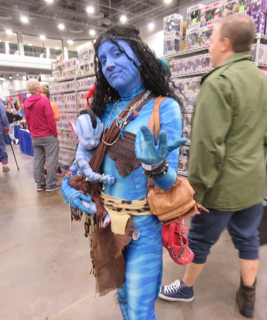 Na'vi cosplayer carrying a Na'vi baby